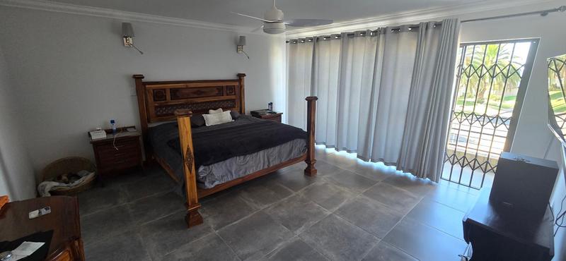 6 Bedroom Property for Sale in Outeniqua Strand Western Cape